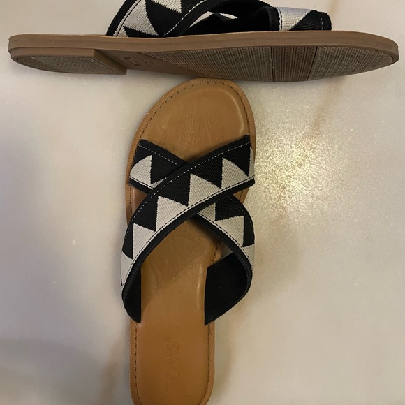 Size 8 Tom’s sandals - Picture 3 of 3